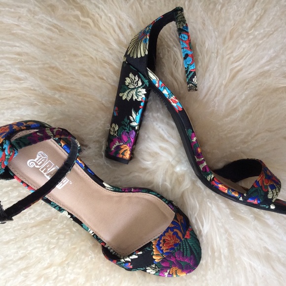 Brash Shoes - ⭐️NWOT⭐️Brash Chunky Ankle Strap Heels